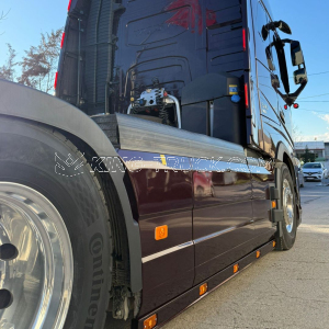 Prolungamento carenature laterali VOLVO AERO, FH5, FH4 con 5 luci 